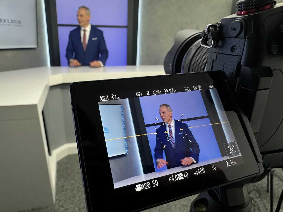 Mike Seidl im Studio beim Interview für das Unternehmerjournal, 2025