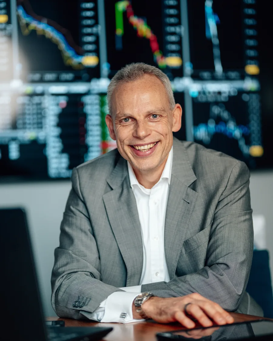 mike-seidl-hero-mobil Mike Seidl, Ex-Banker und Börsenhändler, im Büro vor seinen Handelsmonitoren