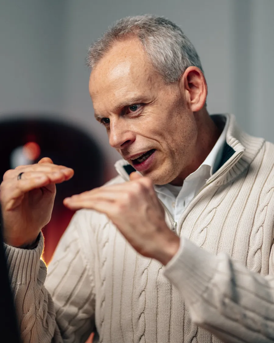 Mike Seidl, Ex-Banker und Börsenhändler, erklärt im Büro vor seinen Handelsmonitoren